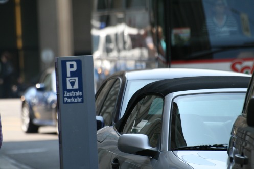 Parkuhr mit parkierten Autos