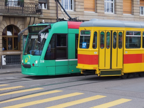 BVB und BLT Tram kreuzen sich am Barfüsserplatz