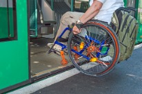 Rollstuhlfahrer steigt ebenerdig in ein Tram ein